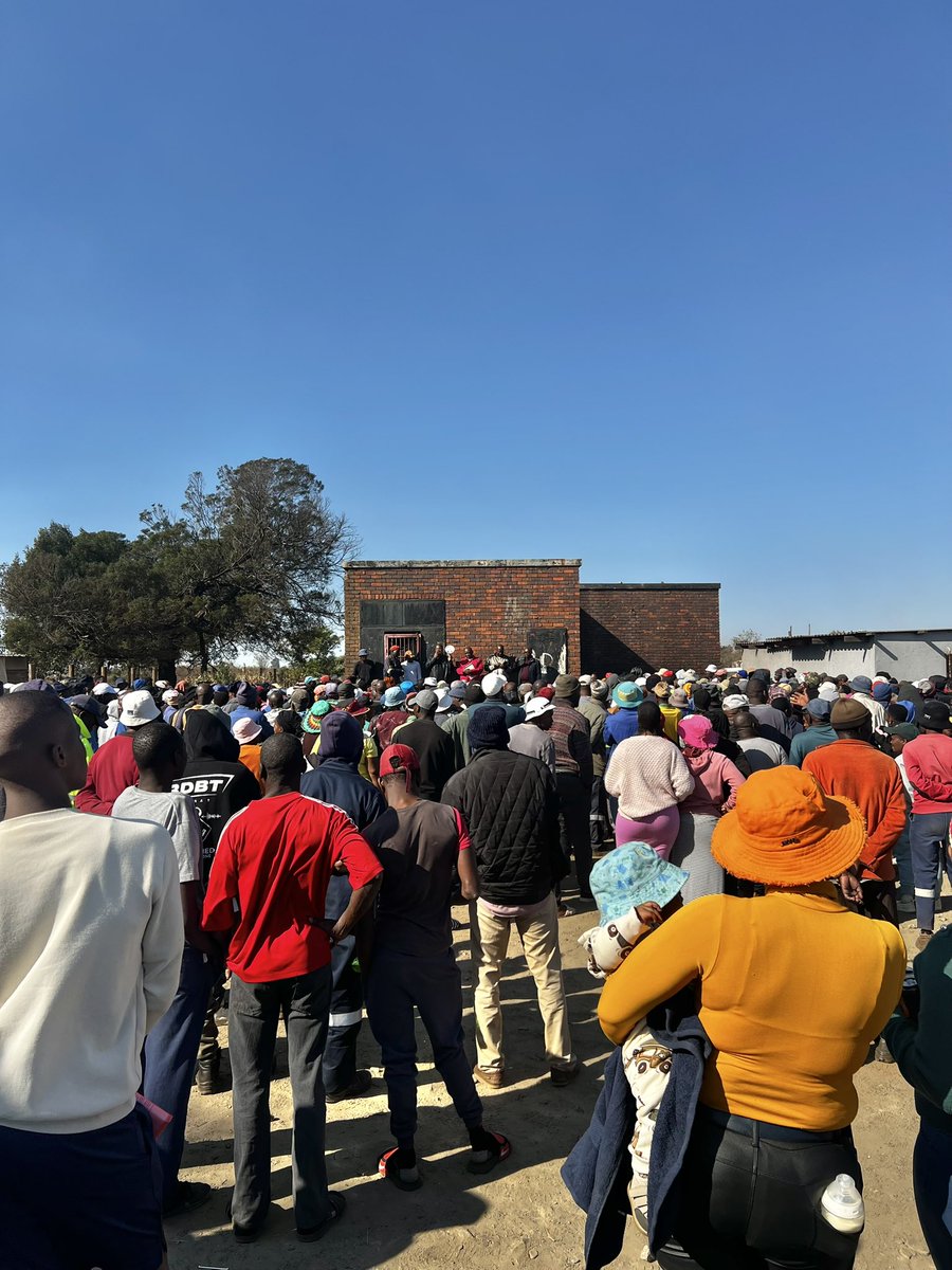 KgopeloHollo's tweet photo. ♦️MMC ON DUTY♦️

MMC for Human settlement in the City of Ekurhuleni Cllr Kgopelo Hollo have today addressed community of Lindelani informal settlement about Housing Development issues 
#EFFInGovernment @EFFSouthAfrica https://t.co/CnDGYKhRNg
