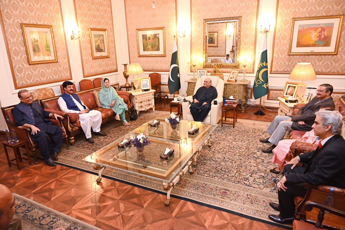 PPP (@mediacellppp) on Twitter photo صدر مملکت آصف علی زرداری سے گورنر ہاؤس لاہور میں وفاقی وزیر مواصلات علیم خان کی ملاقات، ملاقات میں گورنر پنجاب سردار سلیم حیدر اور نواب شہزاد بھی موجود
<a href="/AAliZardari/">AsifAliZardari</a>
<a href="/abdul_aleemkhan/">Abdul Aleem Khan</a>
<a href="/SaleemHaiderPPP/">Sardar Saleem Haider khan</a> صدر مملکت آصف علی زرداری سے گورنر ہاؤس لاہور میں وفاقی وزیر مواصلات علیم خان کی ملاقات، ملاقات میں گورنر پنجاب سردار سلیم حیدر اور نواب شہزاد بھی موجود
<a href="/AAliZardari/">AsifAliZardari</a>
<a href="/abdul_aleemkhan/">Abdul Aleem Khan</a>
<a href="/SaleemHaiderPPP/">Sardar Saleem Haider khan</a>