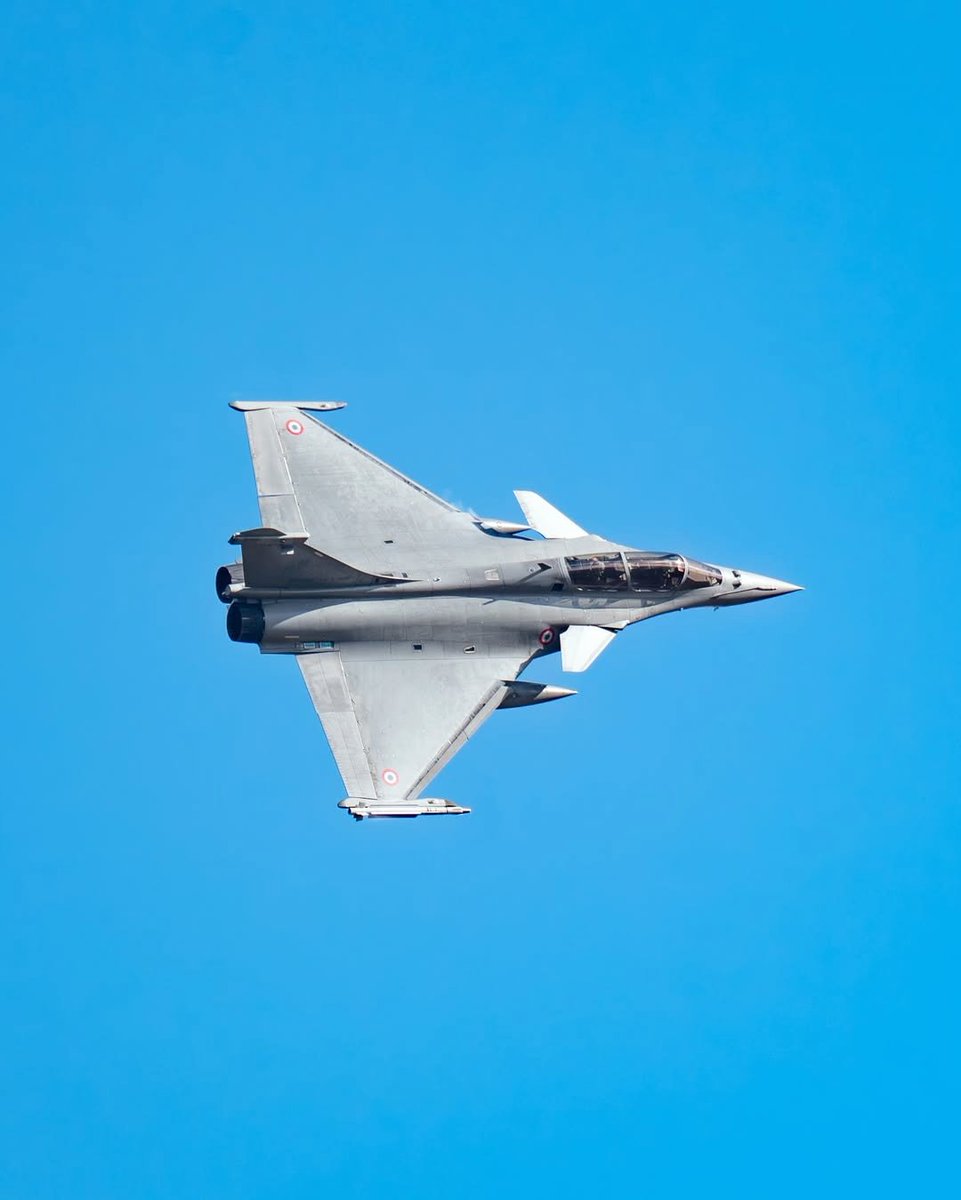 𝗜𝗻𝗱𝗶𝗮 𝗱𝗲𝗽𝗹𝗼𝘆𝘀 𝗥𝗮𝗳𝗮𝗹𝗲𝘀 𝗮𝗻𝗱 𝗦-𝟰𝟬𝟬 𝗶𝗻 𝗦𝗶𝗹𝗶𝗴𝘂𝗿𝗶.

With Bangladesh rebuilding the dormant Lalmonirhat airbase in Rangpur division, roughly 20 km away from the border, Government of India has deployed Rafale fighter jets and Russian-made S-400 air