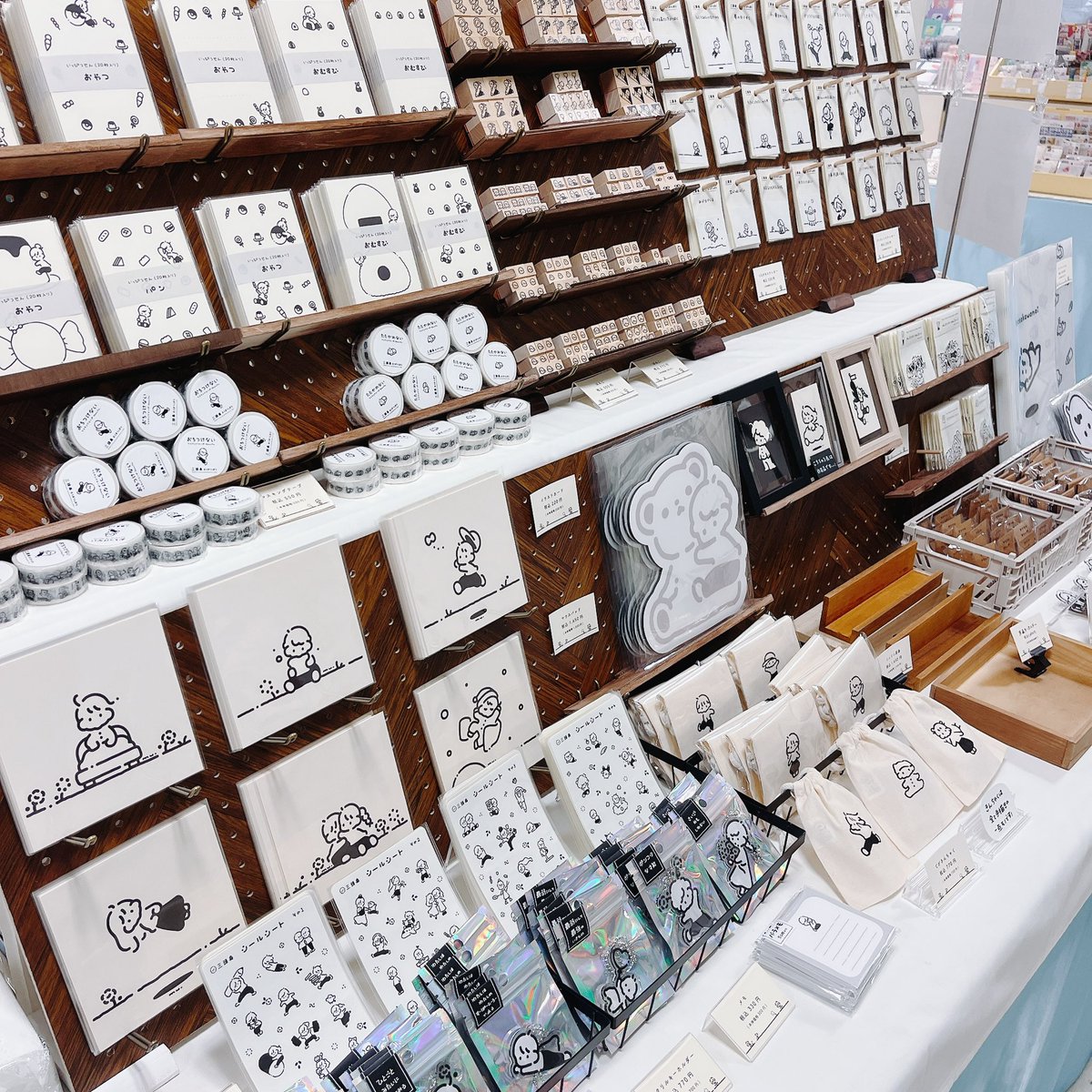 『しずおか文具の博覧会』前日搬入をしてきました！
明日の朝、小さな原画を並べたら設営完了となります✨

地元での開催が本当に嬉しいですー！！
明日から9日間、どうぞよろしくお願いいたします☺️❤️‍🔥

#しずおか文具の博覧会2025
#スーク文具  <a href="/souq_bungu/">スーク文具</a>