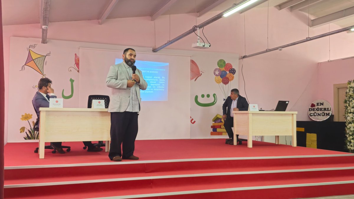 Personeline yönelik 21. Tecrübe Paylaşımı Toplantısı kapsamında Diyanet İşleri Başkanlığı Başkanlık Vaizi Mehmet Fatih TUNÇ, Uzman İmam Hatip Ahmet TEMÜR ve İmam Hatip Senadin BASMACI, Fakı Dayı 4/6 Yaş Kur'an Kursunda gerçekleştirdikleri faaliyetlerle ilgili sunumlar yaptılar.