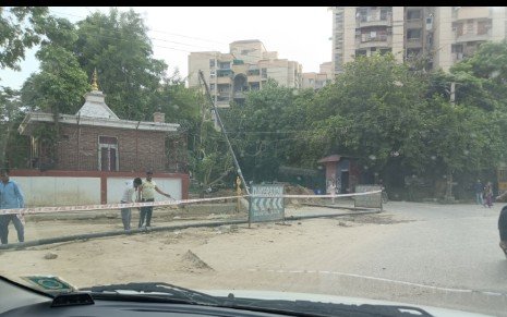 Dilpreet_bagga's tweet photo. The condition of sector 3 Dwarka is becoming pathetic. Dumpsters lying around, potholes for last 2 years, abandoned check post, transformers and cables lying on the road, broken trees lying around. The attitude of officials is apathetic. RWA running pillar to post! Pls help! https://t.co/d4JIb638aU
