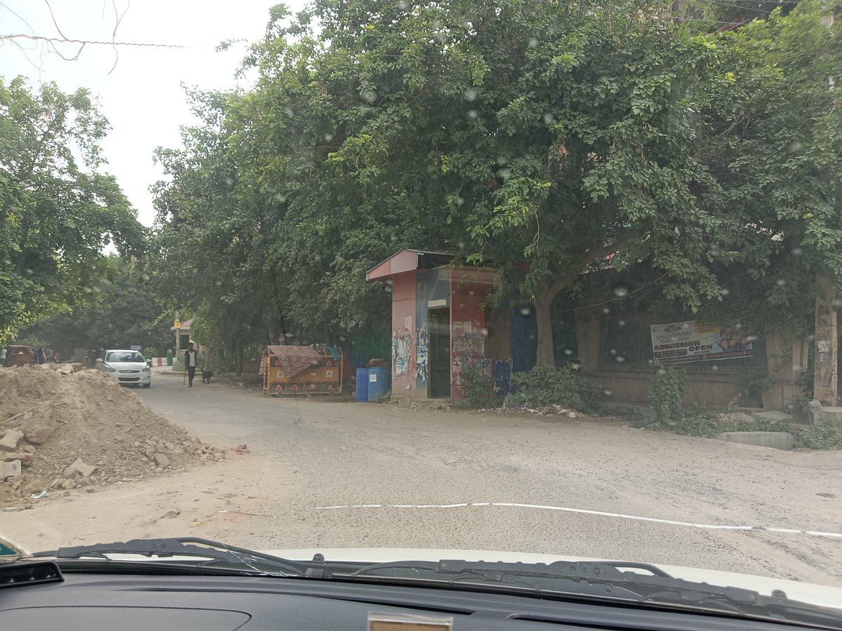 Dilpreet_bagga's tweet photo. The condition of sector 3 Dwarka is becoming pathetic. Dumpsters lying around, potholes for last 2 years, abandoned check post, transformers and cables lying on the road, broken trees lying around. The attitude of officials is apathetic. RWA running pillar to post! Pls help! https://t.co/d4JIb638aU