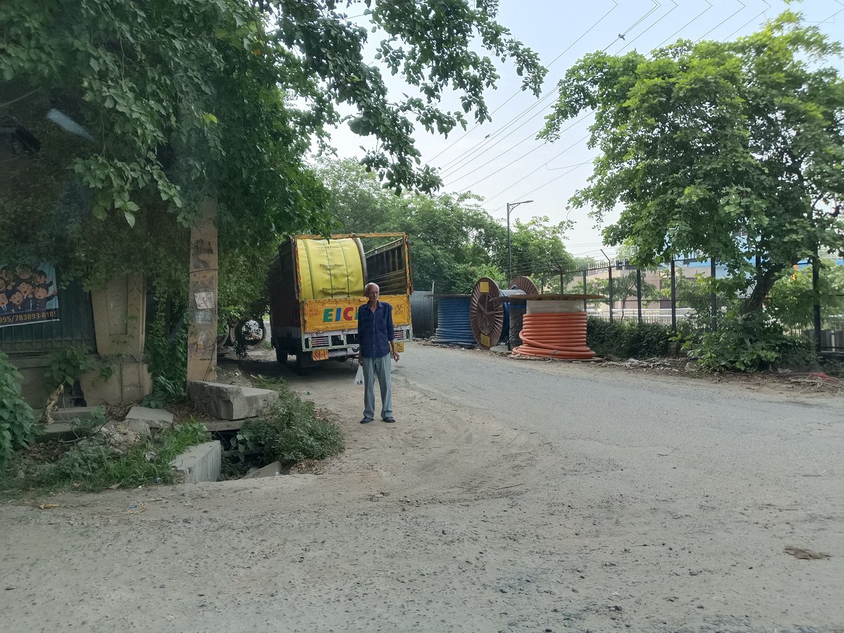 Dilpreet_bagga's tweet photo. The condition of sector 3 Dwarka is becoming pathetic. Dumpsters lying around, potholes for last 2 years, abandoned check post, transformers and cables lying on the road, broken trees lying around. The attitude of officials is apathetic. RWA running pillar to post! Pls help! https://t.co/d4JIb638aU