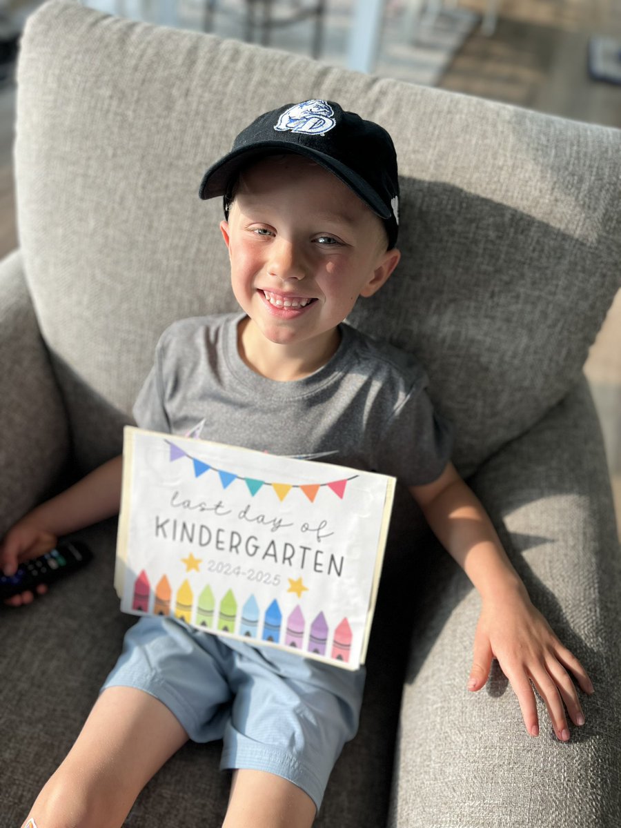 DrakeFanTarren's tweet image. Last day of Kindergarten and it’s Hat Day…of course I picked this one…Go out with style, right? 🧢 🐶