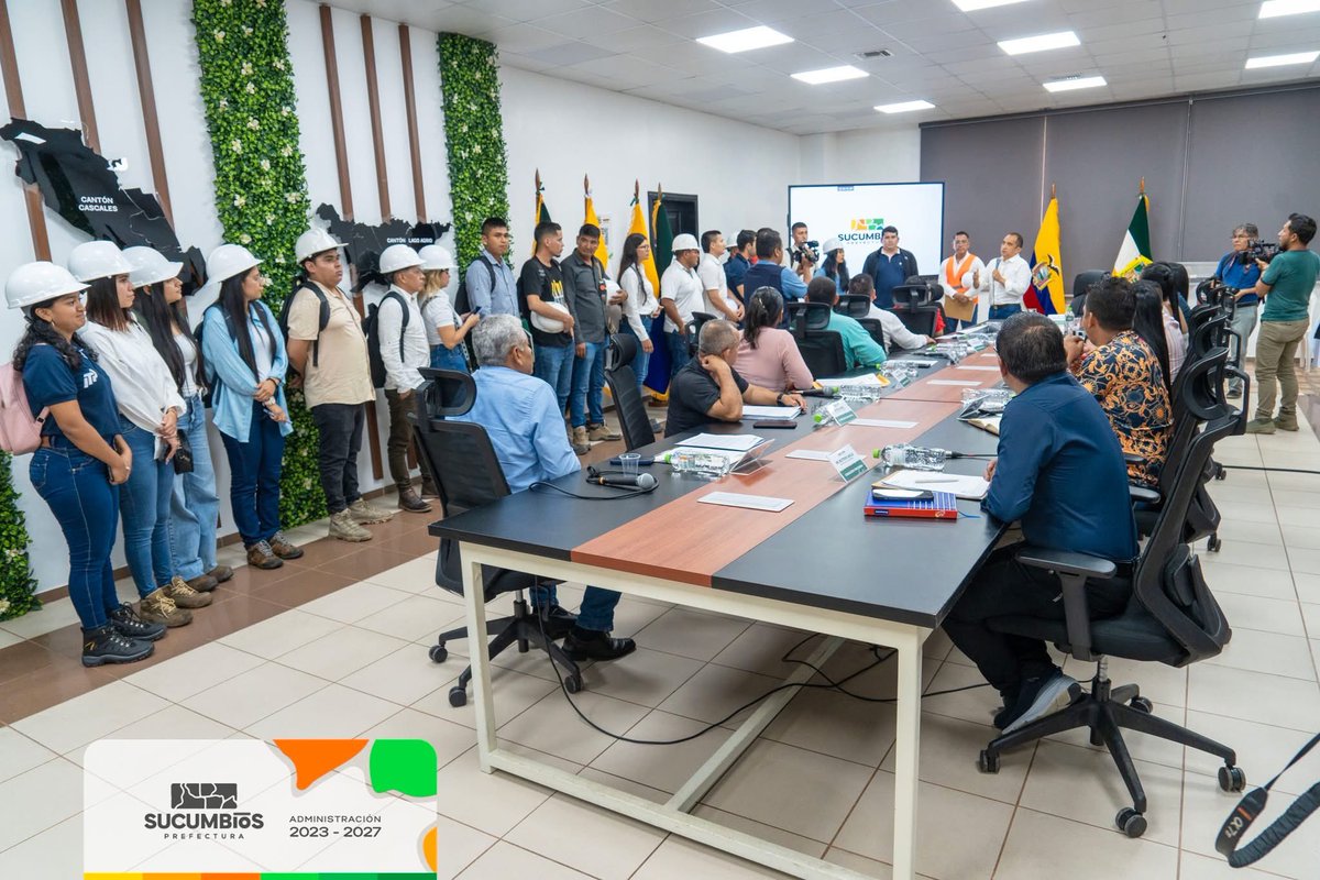PrefSucumbios's tweet photo. 📍 Prefectura | #ModeloDeDesarrollo
🌍 ¡Sucumbíos es referente internacional en ingeniería y desarrollo vial!
Recibimos a estudiantes del Putumayo 🇨🇴 y conocieron obras que transforman: planta de asfalto, puente Aguarico y vía a cascadas.
#ObrasQueTransforman #YofrePomaPrefecto https://t.co/MmfmdWiunm