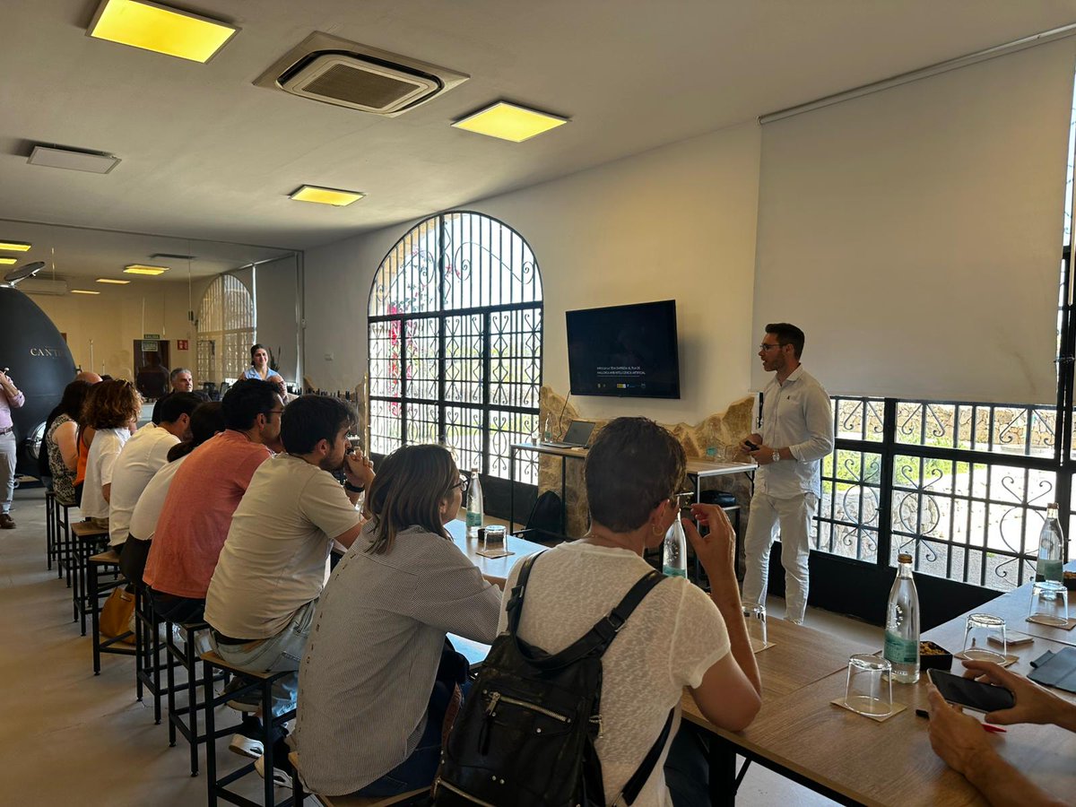 👏Èxit de participació al curs "Impulsa la teva empresa amb intel·ligència artificial" 

💛Gràcies a totes les empreses participants, a Vino de la Isla per l’espai i a Daniel Visedo de Conversiona.me per aquesta formació.

#PlaDeMallorca #FormacióEmpresarial