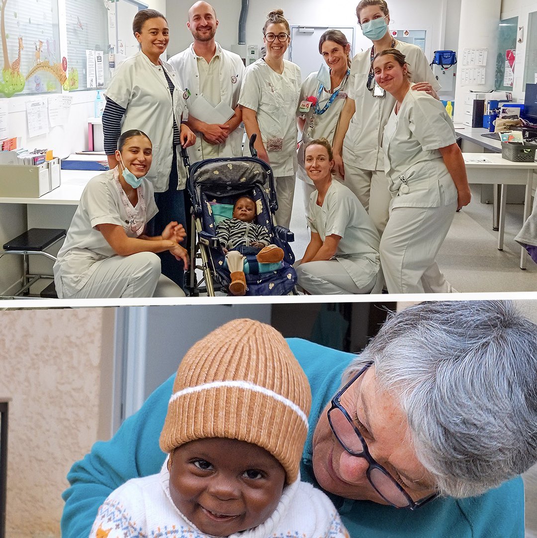 🇫🇷 Kais, 1 an, né avec une malformation cardiaque est venu du Cameroun jusqu'à Marseille pour que l'on répare son coeur ! Après 17 jours d'hospitalisations, il a retrouvé des forces et s'apprête à poursuivre sa convalescence chez Evelyne, sa maman d’accueil. Un moment fort,