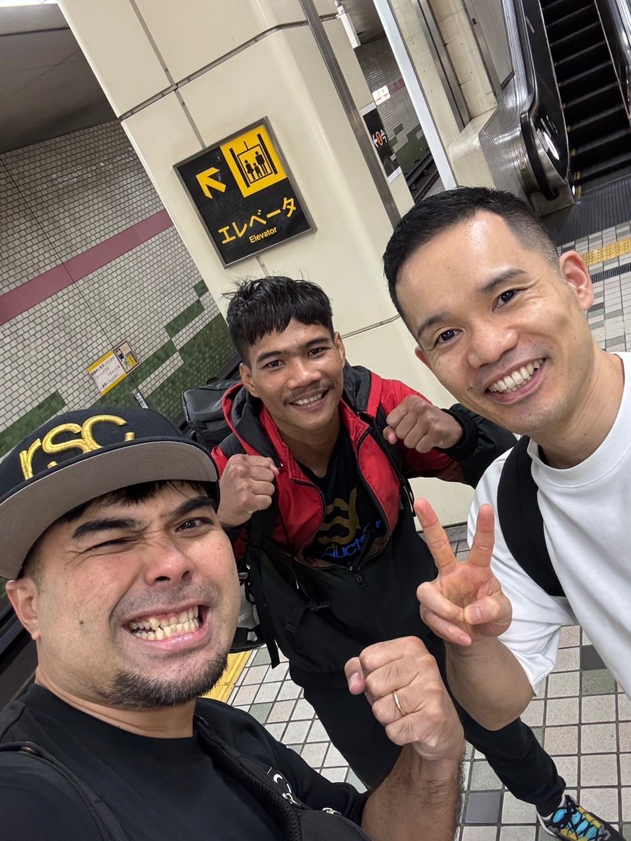 okahashi_DS's tweet photo. 世界ランク2位のタノンサックと帰り道にばったり出会う。
6/19に世界タイトルに出場するために、現在来日して練習中。
#全員タイ人 https://t.co/T4nhzgUAIn