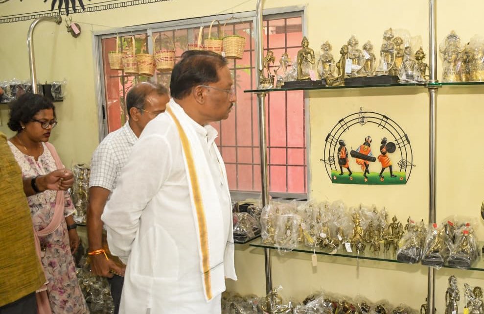 समृद्ध, आकर्षक एवं मनमोहक शिल्पकला बस्तर संभाग की खासियत है।

मुख्यमंत्री श्री विष्णु देव साय ने आज कोंडागांव में शबरी एंपोरियम का भ्रमण किया। इस दौरान उन्होंने बेलमेटल, रॉट आयरन, बांस एवं काष्ठ शिल्प के बस्तर की जीवन शैली और समृद्ध जनजातीय संस्कृतियों को दर्शाती कलाकृतियों को