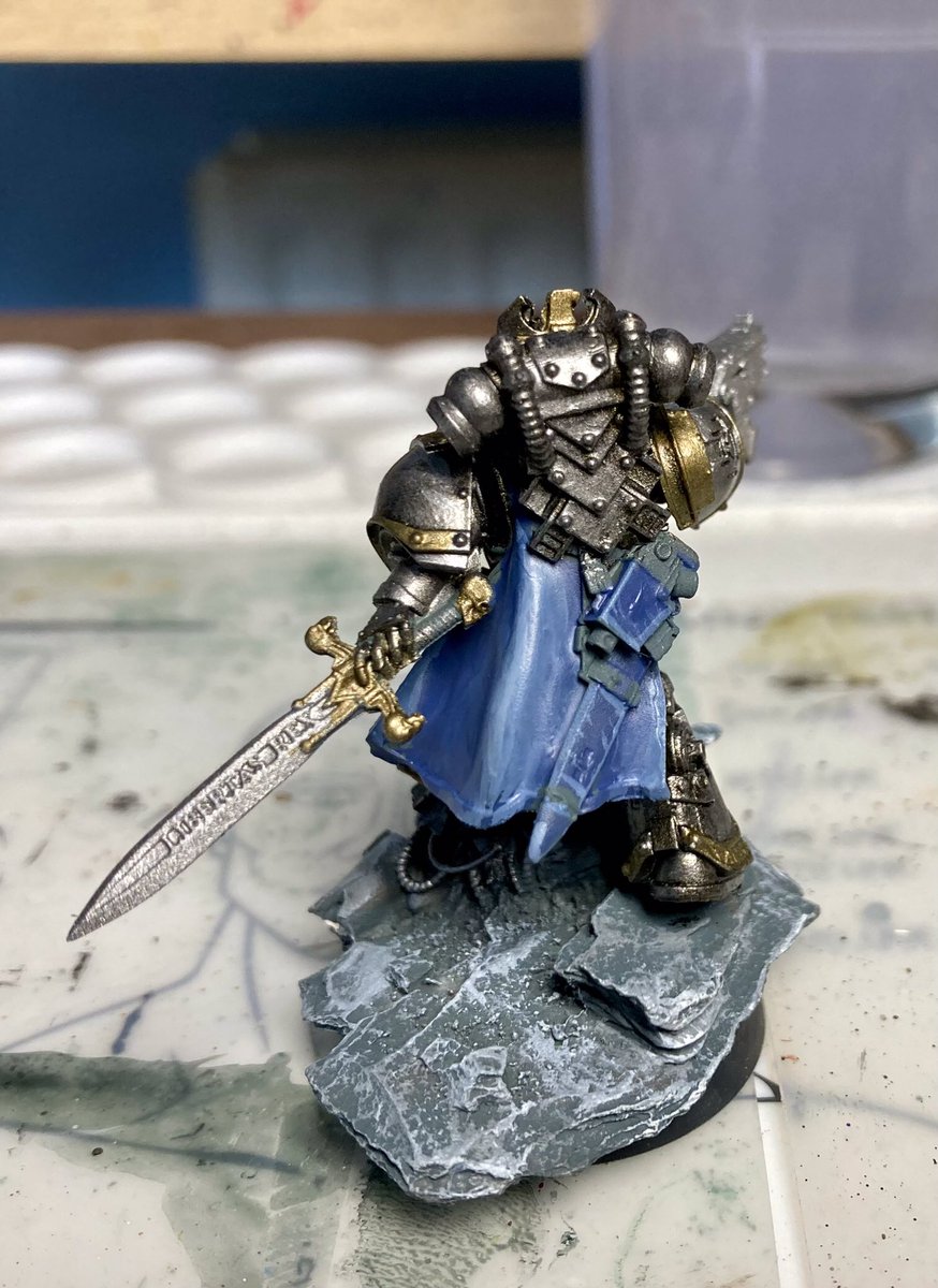 #WarhammerCommunity #PaintingWarhammer #PaintingMiniatures #Warmaidens #Warmongers #twothincoatsdrpa

Had a go at wet blending albeit roughly as a base for contrast paints for cloaks. Not too bad I think and will be covered up. 🙂