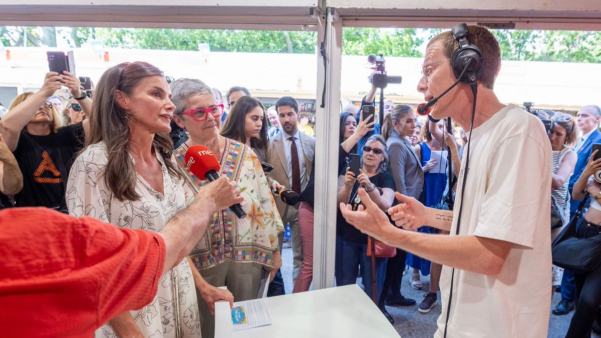 RTVE Comunicación y Participación (@rtve_com) on Twitter photo 📖La reina Letizia visita el estand de <a href="/rtve/">RTVE</a> en la Feria del Libro de Madrid (<a href="/FLMadrid/">Feria del Libro de Madrid</a>) 2025.
📖<a href="/rne/">Radio Nacional</a>, los Telediarios, el Canal 24 horas y RTVE Noticias estarán en El Retiro con programas y actividades culturales.
📖<a href="/rtveplay/">RTVE Play</a> estrena el canal Feria del Libro, 24 horas en 📖La reina Letizia visita el estand de <a href="/rtve/">RTVE</a> en la Feria del Libro de Madrid (<a href="/FLMadrid/">Feria del Libro de Madrid</a>) 2025.
📖<a href="/rne/">Radio Nacional</a>, los Telediarios, el Canal 24 horas y RTVE Noticias estarán en El Retiro con programas y actividades culturales.
📖<a href="/rtveplay/">RTVE Play</a> estrena el canal Feria del Libro, 24 horas en