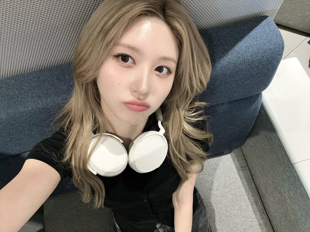 gaeulspic's tweet photo. 🫧🍁 https://t.co/dmmRQh5Y96