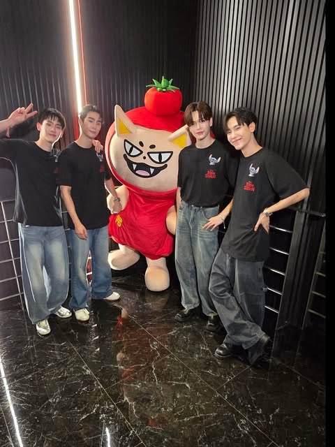 FORCEBOOKFAMILY's tweet image. แฮร่ 🦊🍅🍿

IG : tomafox.gmmtv (update)
FBJM AND TOMAFOX AT SF
#SFxForceBookJuniorMark 
#SFxTomafox 
#Tomafox x #fforce_ x #kasibook x #ฟอสบุ๊ค