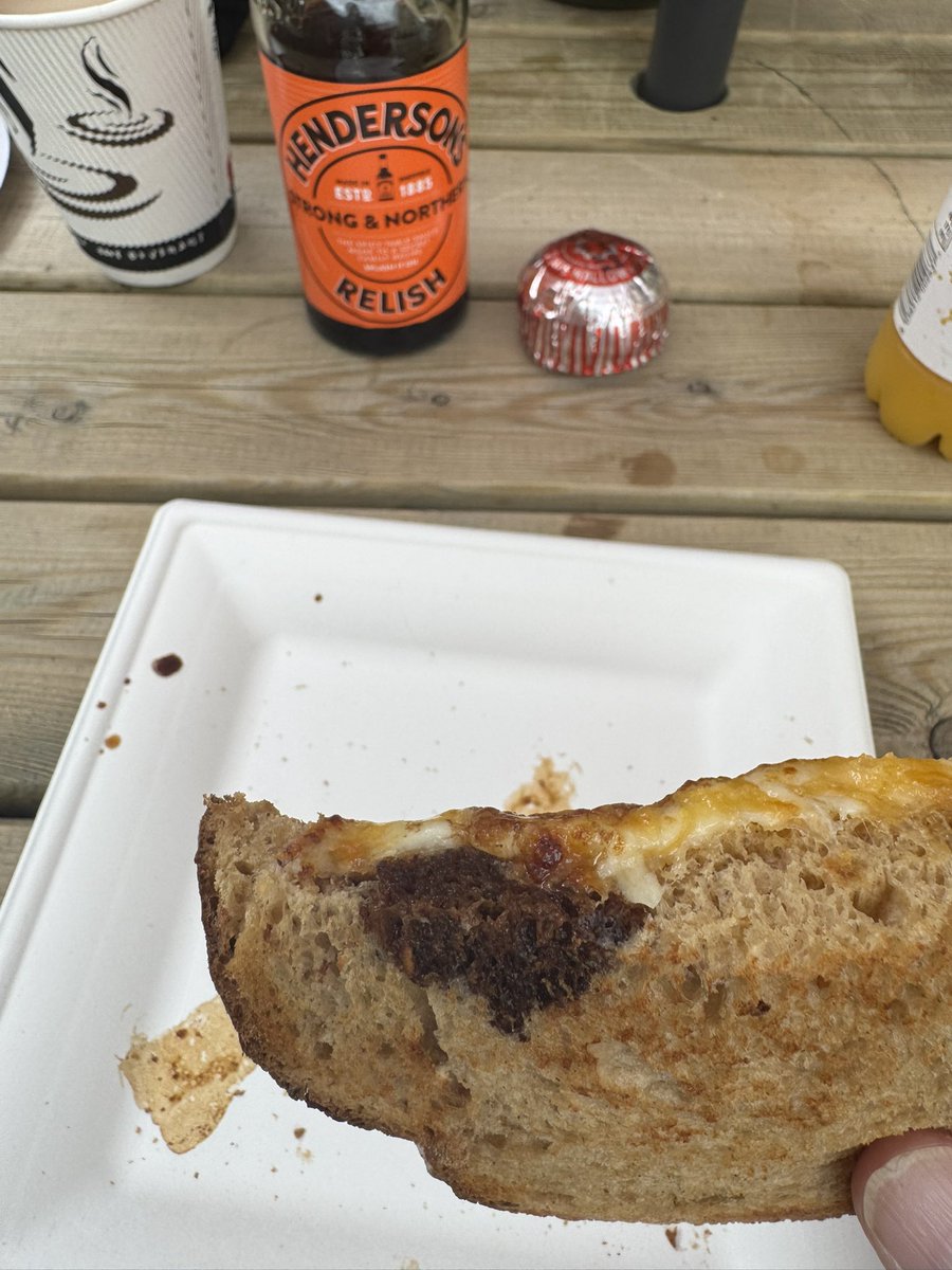 MSG from <a href="/DelectableDi/">DelectableDi</a> “fancy a catch up, Georgie fusses and cheese on toast”

<a href="/HendoRelish/">Henderson's Relish</a> was involved and I could hear my cardiologist screaming “FFS, why do I even bother” 🤣🤣

When the Hendos is poured on so heavy it goes through the cheese and the toast 😊😊👍