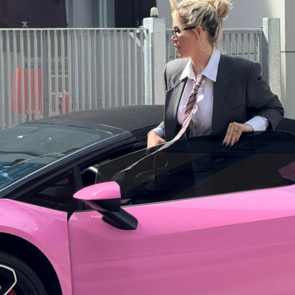 _onerolita's tweet photo. Wanda llegando a su divorcio / Mi amiga cuando se divorcia https://t.co/vSnCY5P0s3