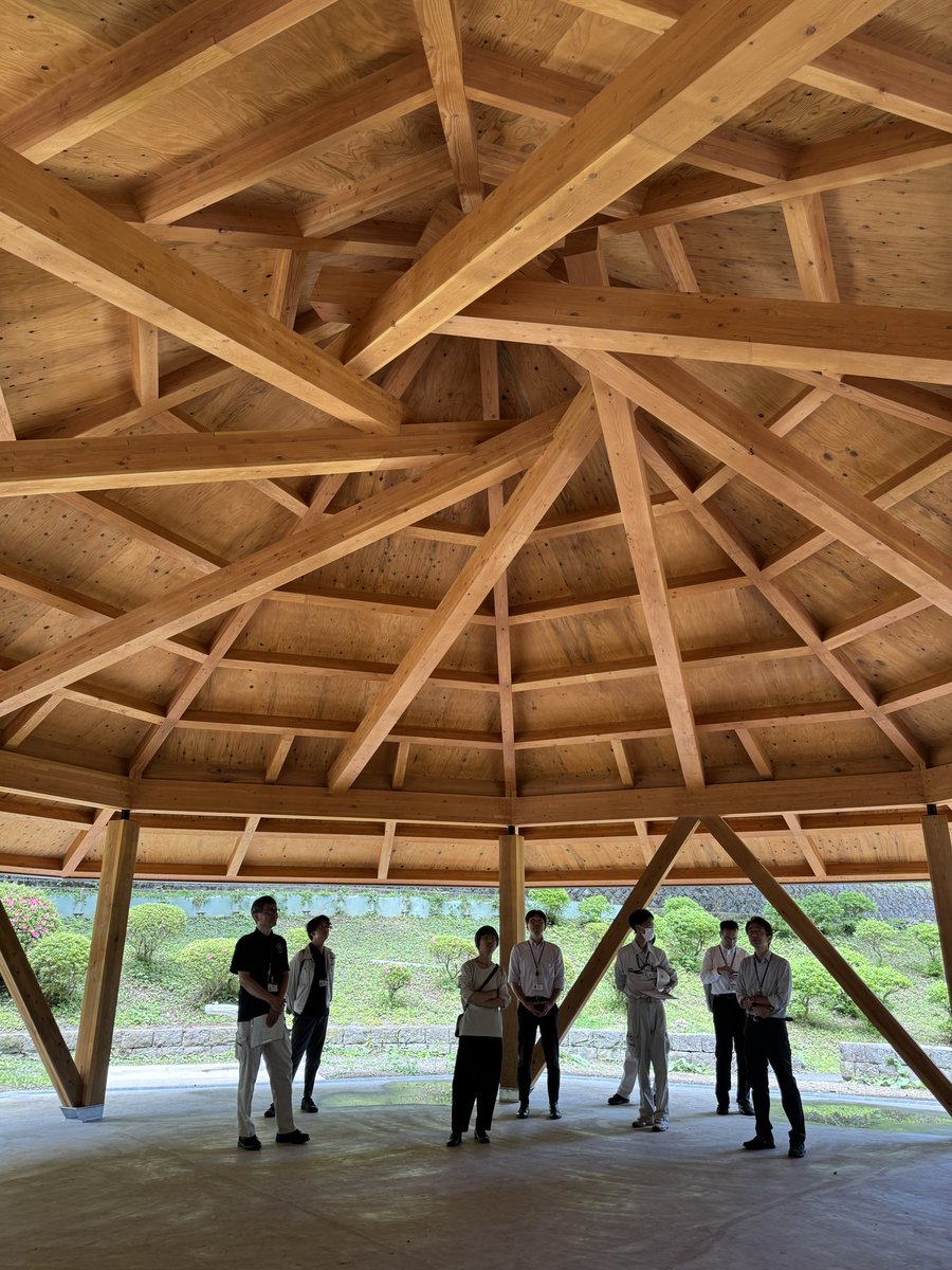 bori1021's tweet image. 昨日は景観アドバイザーの視察&amp;amp;会議で終日青梅。公園の体験小屋、レシプロの屋根が軒が低くていい感じだった。