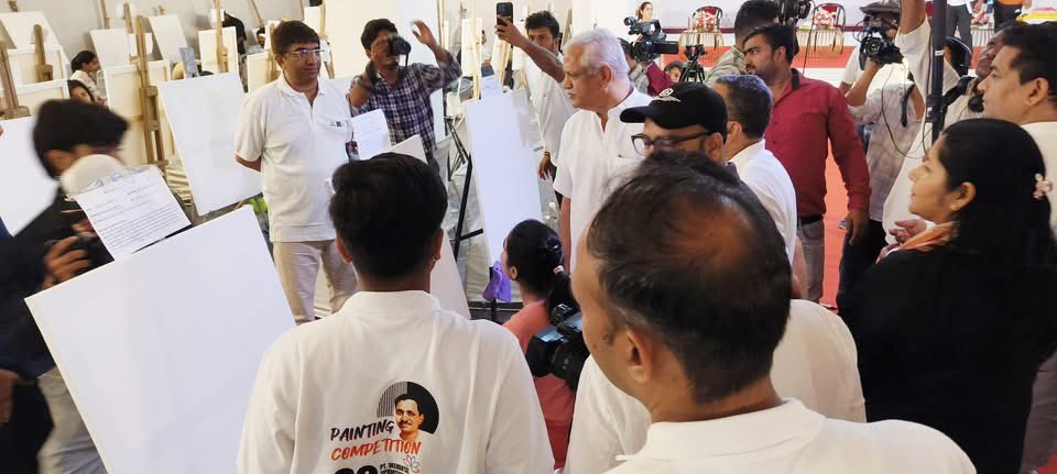 Participated in the inauguration of drawing competition held on the occasion of Seminar on 60th year of Pt Deendayal Upadhyaya’s Vyakyanmala in 1965 . 

100s of young enthusiastic art students &amp; artists participated in the event held in Delhi .#EkatmaManavaDarshanAt60