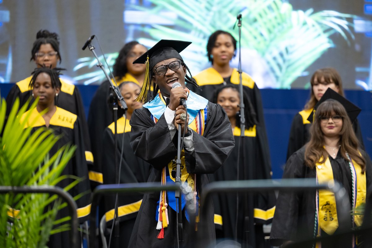 CONGRATULATIONS to the Highland Springs High School Class of 2025! #HCPSClassof25 🎓️

Check for a full photo album at henricoschools.smugmug.com/2025-Highland-…, and watch a replay of the graduation ceremony at henricoschools.us/graduation.