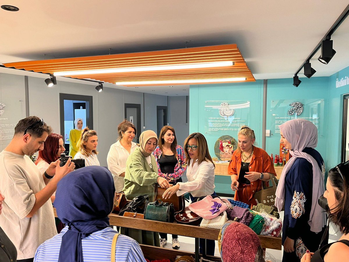 UNDP Türkiye 🇹🇷 (@undpturkiye) on Twitter photo The Bağıvar Digital Center in Diyarbakır, which supports women empowerment through digital skills, is part of an inspiring transformation.
Our Resident Representative <a href="/MonicaMerino_D/">Monica Merino</a> met with women receiving training at the center. 💻🌟
#WomenEmpowerment #DigitalTransformation The Bağıvar Digital Center in Diyarbakır, which supports women empowerment through digital skills, is part of an inspiring transformation.
Our Resident Representative <a href="/MonicaMerino_D/">Monica Merino</a> met with women receiving training at the center. 💻🌟
#WomenEmpowerment #DigitalTransformation