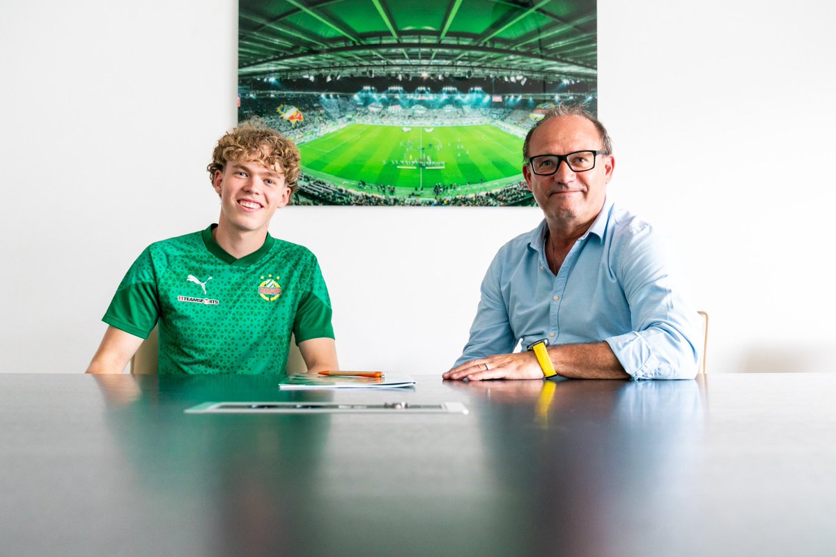 skrapid's tweet photo. Drei Jung-Rapidler unterzeichnen ein neues Arbeitspapier: 📝✍️

▶️ https://t.co/EQOar27n4w

#SCR2025 https://t.co/9R2EYD0mbM