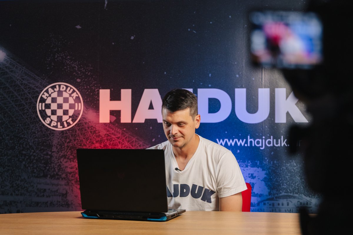 HajdukDigitalTV's tweet photo. Kapetan Rukometnog kluba Metković, vođa, simbol – Hrvoje Batinović bio je naš sugovornik u novom #HDTVCall-u. U njegovoj posljednjoj sezoni u dresu Metkovića, razgovarali smo o svemu onome što ovaj klub znači gradu, ljudima i cijeloj dolini Neretve. 

Od 15:40 #HDTV na #MAXtv-u! https://t.co/cTXQ6vq2Oh