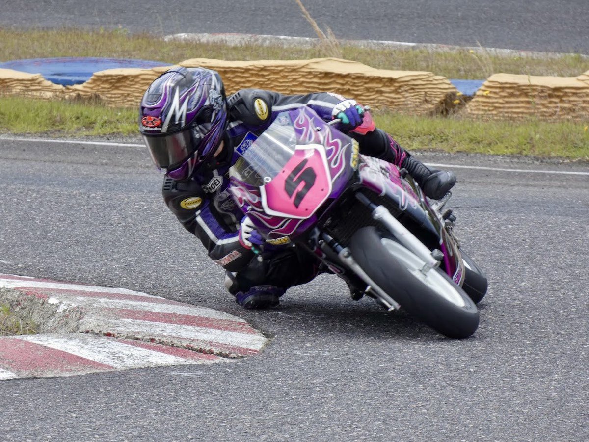 私もめーーっちゃ右苦手で、結構苦手で
ずっと右だけ乗れてないねって言われたり
右だけフォームダサいって言われてたけど、、

私の事昔から見てる人は分かると思う🤣

写真のように乗れば乗るほど改善して
知らん間に左右差なくなったので
練習あるのみだと思います！！！！！💪