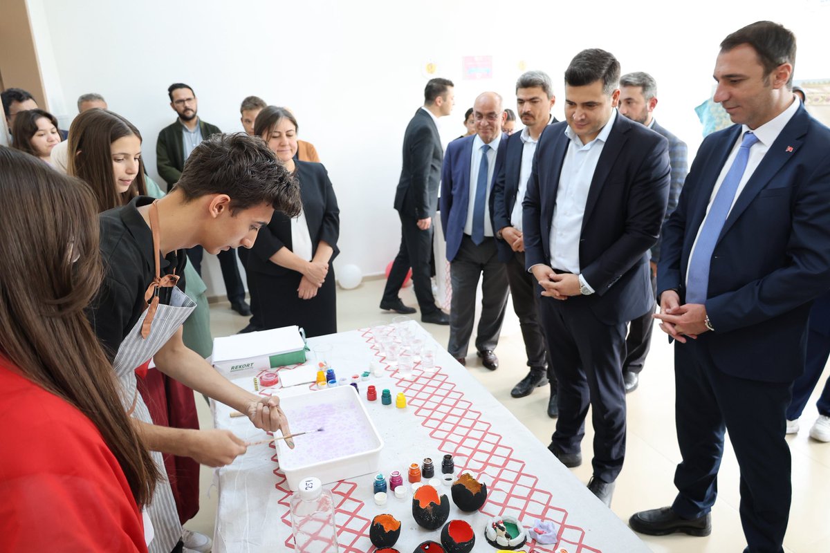 Kaymakamımız Sn. İsmail ŞANAL, İlçe Belediye Başkanı Sn. Hakan KARABACAK, kurum amirleri ve vatandaşlar ‘Hayat Boyu Öğrenme Haftası’ etkinlikleri kapsamında sergi açılışına katılarak kursiyerlerimizin el emeği göz nuru eserlerini incelediler.