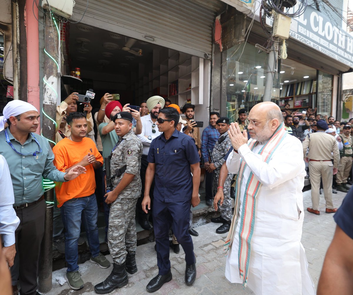 pradipsinhbjp's tweet photo. #OperationSindoor के बाद पाकिस्तानी गोलीबारी में क्षतिग्रस्त पुंछ स्थित गीता भवन मंदिर में माननीय केंद्रीय गृह एवं सहकारिता मंत्री श्री @AmitShah जी ने दर्शन किए।

'ऑपरेशन सिंदूर' के माध्यम से भारत ने यह स्पष्ट कर दिया है कि ऐसे कुकृत्य करने वालों को करारा जवाब दिया जाएगा। https://t.co/TLHf5ewduR