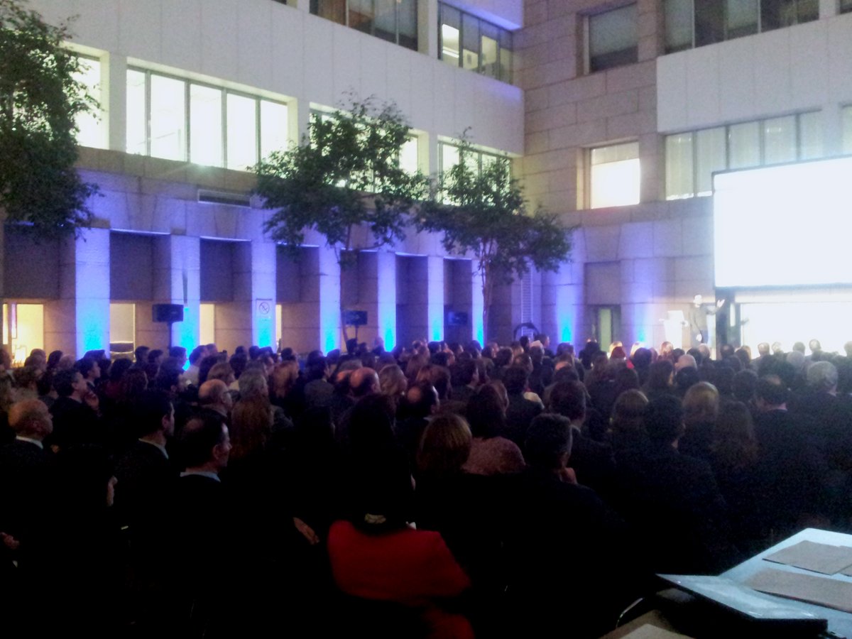 astisl's tweet image. Cliente: “¿Y si mejor usamos Google Translate en pantalla?”

Nosotros: “Claro. ¿Y si hacemos tu congreso en Comic Sans?”

Porque comunicar no es traducir.
Es respetar al público.
Y eso, amigo, no lo hace un algoritmo.

#astisl #TraducciónSimultánea