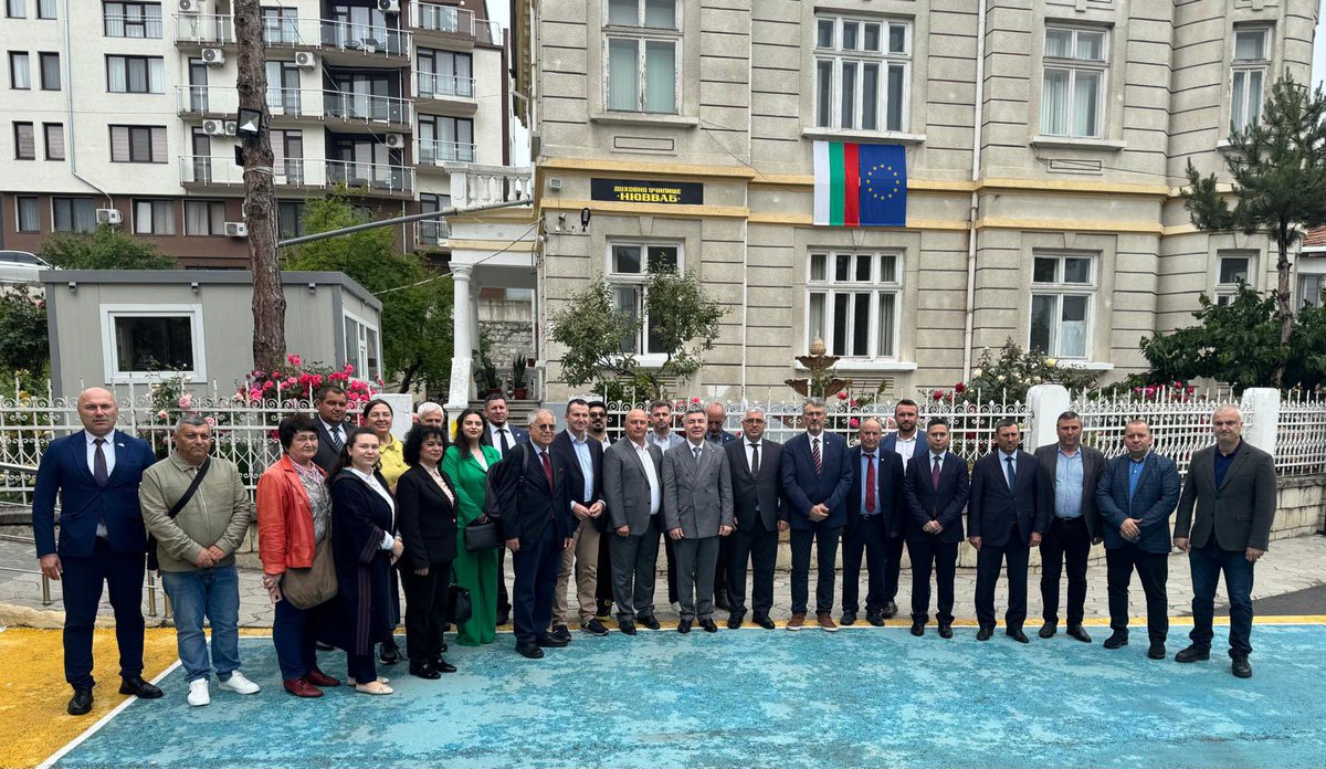 FUEN_TAG's tweet photo. #FUENTAG heyeti Şumnu’da Bölge Müftüsü Mesut Mehmed tarafından kabul edildi, Şerif Halil Paşa Camii’ni ve Şumnu İlahiyat Lisesi Nüvvab’ı ziyaret etti. #Türkazınlıkları #Türktoplulukları https://t.co/rzpmkSEtSi