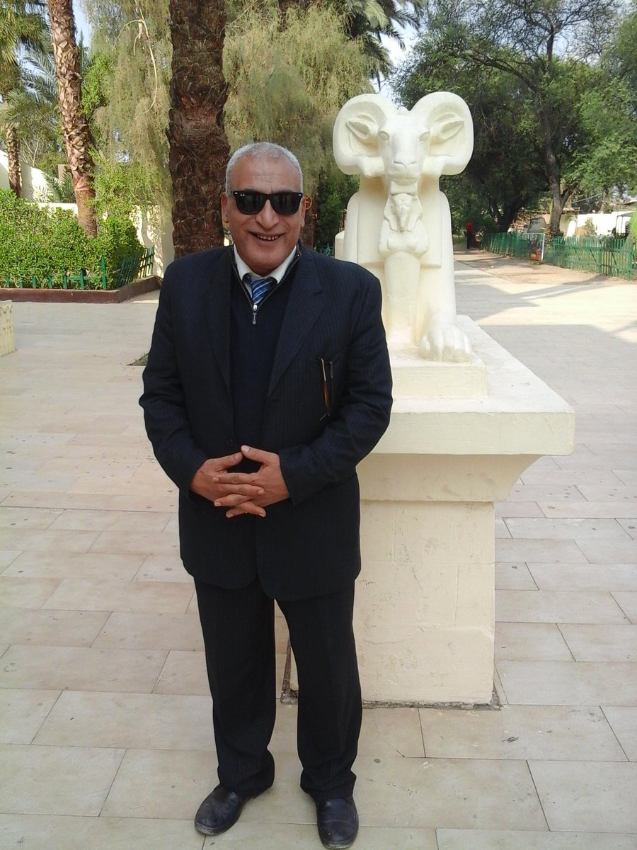 علمنى التواجد هنا ان المجادلة مع الناس الأغبياء تشبه قتل بعوضة وقفت على خدك،
 قد تقتلها أو قد لا تقتلها.. لكن في كلتا الحالتين سينتهي الأمر بك أن تصفع نفسك..