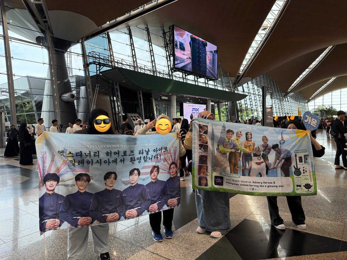 XHMalaysia's tweet photo. Hi, Villains! 😆

Spotted at KLIA earlier, Villains and welcoming banner in action! 🛫

Thank you Villains for coming and supporting this event! ☺️

See you guys tomorrow! 🩷✨

#XHCutiCutiMalaysia #XdinaryHeroes #XHMalaysia #BeautifulMindinKL #XHinKL https://t.co/hXhqEWUfdM