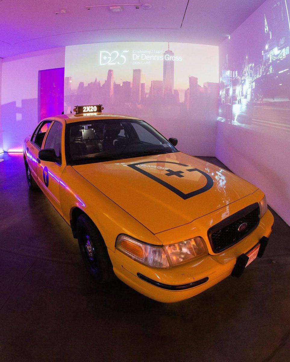 O2Eventworks's tweet image. 25 years of #DrDennisGross, celebrated in style at @Studio525 with @AnotherAStory 🧡 We brought in skyline and logo projections, retro TV stacks, and lighting to set the mood throughout the space 
 
Photographer: @ElizabethShrier

#NYCEvents #EventProduction