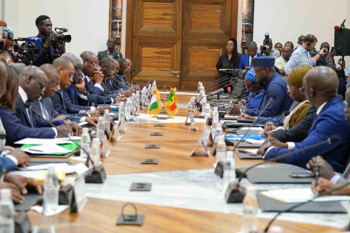 #Abidjan: Séance de travail entre le Premier ministre Ousmane SONKO et son homologue ivoirien

Les deux chefs de gouvernement du Sénégal et de la Côte d'Ivoire co-président une séance de travail élargie à plusieurs officiels des deux délégations. Les deux pays veulent faire de
