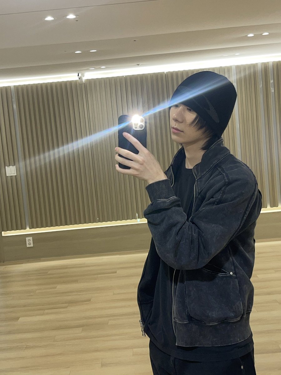 haneun09's tweet photo. There's so much space beside him, He's waiting for me to take a mirror selfie tgt with him ππ
WELCOME HOME HANI
#HANISBACK
#νμ΄λμμλ€
@AHOF_official https://t.co/Gaii0M6tcE