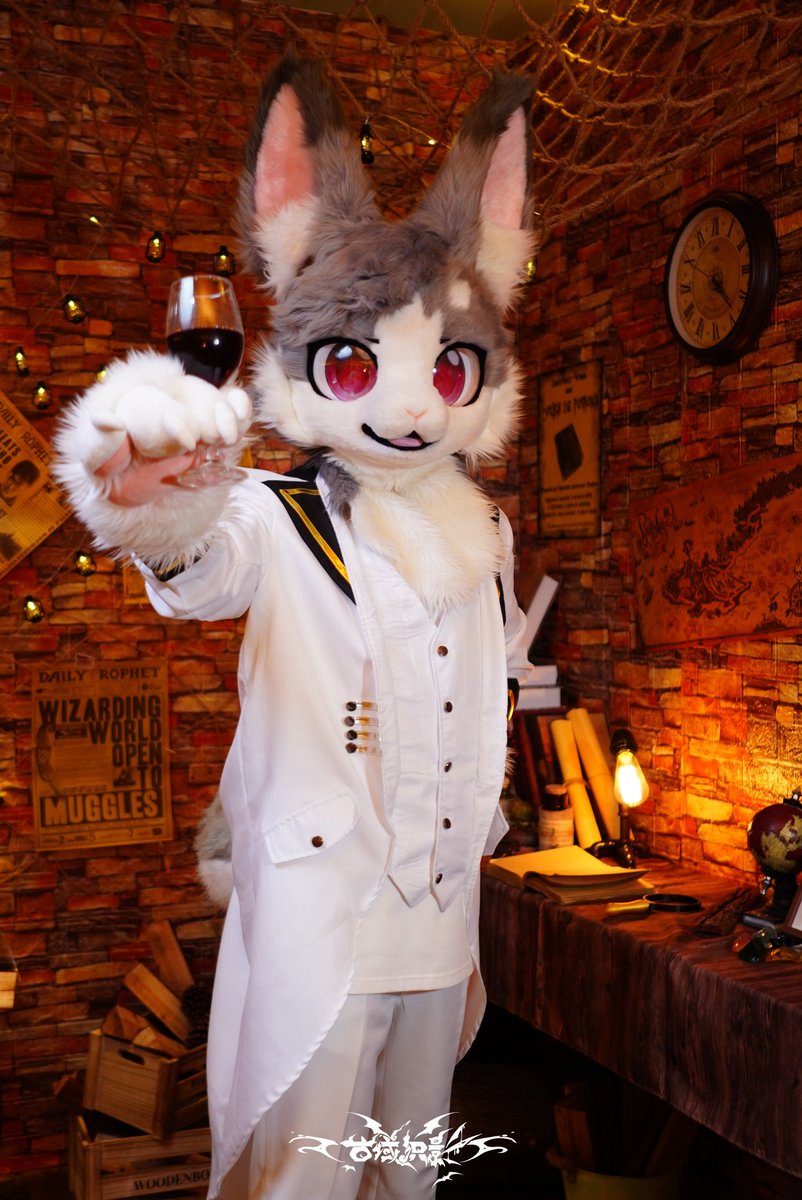rabbitmenglong's tweet image. In old castle🏰
#FursuitFriday