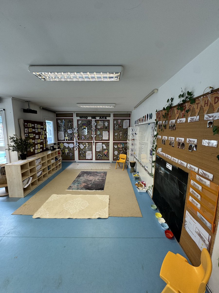 bugün ece’nin okulunu ziyarete gittim. insanın çocuk olası geliyor ya. şatafat, lüks, saçma sapan kurumsallık yok; her yer olması gerektiği gibi çocuklar için dizayn edilmiş. her yerde çocukların dokunuşları var. insan özeniyor…