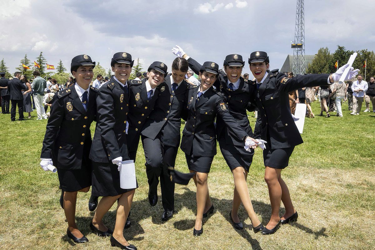interiorgob's tweet image. 👮‍♀️ Enhorabuena a los alumnos y alumnas de la @PoliciaEscuela que han recibido los despachos de @policia, fruto del esfuerzo y dedicación durante su formación

📍Ávila | Presidido por el secretario de Estado de #Seguridad, Rafael Pérez

💙 Compromiso, vocación y servicio a #España