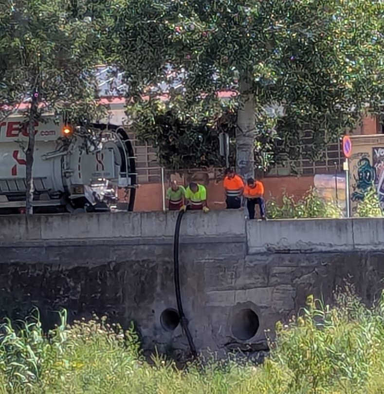 defensaripoll's tweet photo. 🚿🧽 estan netejant la zona denunciada!
🤔 com es pot negar la contaminació i seguidament anar a fer una intervenció?
☝🏼evidentment teníem raó
♻️volem el nostre riu net
💣seguirem mobilizades en defensa del riu, el riu no es toca! https://t.co/trz41xIzur