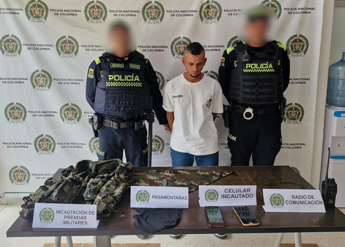 La Policía en Medellín capturó a Arley Esteven Buriticá, Alias "Diadema", en La Sierra. Sería integrante de un grupo delincuencial alineado al Clan del Golfo. Tiene orden de captura por concierto para delinquir agravado, desaparición forzada y tentativa de homicidio. 
📸Policía M