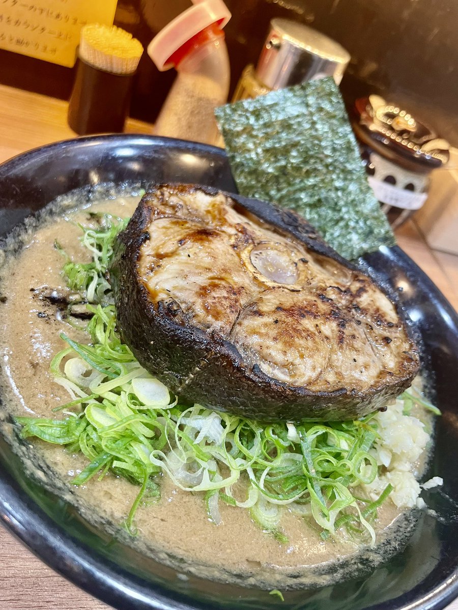 #特製ラーメンはせがわ
マグロの尻尾ラーメン

でっかいマグロの尻尾が鎮座、スープもマグロ味、マグロの尻尾は表面は炙りでカリッと、中はレアというか生マグロ、マグロの尻尾にかぶりついたの初めて、マグロの味濃い目で旨い

#ラーメン
