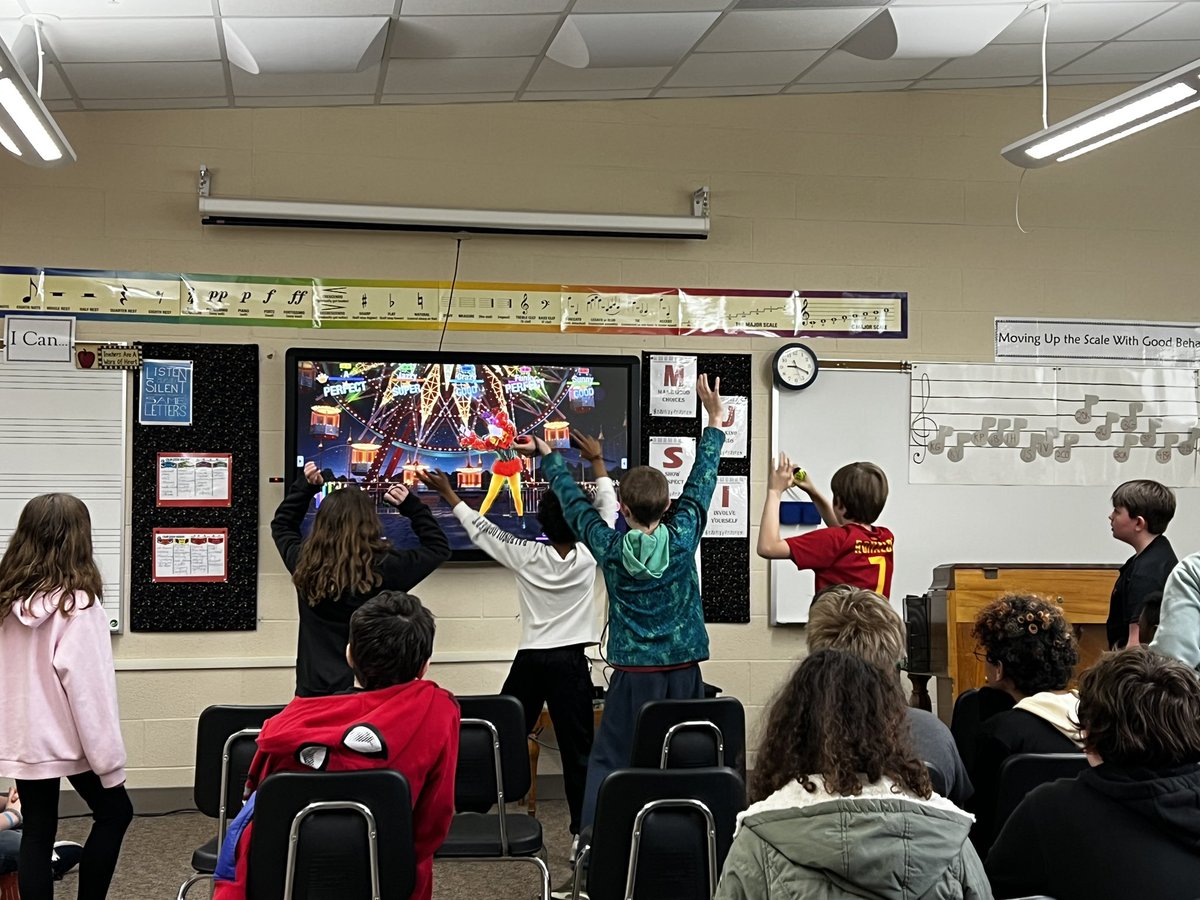 Last music class of the year= Just Dance!