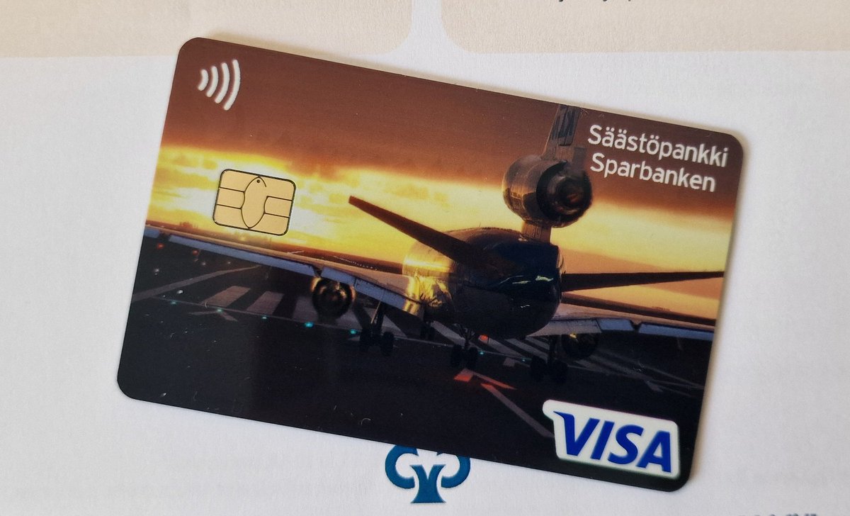 Vaihdoin pankkia ja nyt tilaisuuden tullen Säästöpankki mahdollisti uuteen korttiin omavalintaisen kuvan. Päädyin tähän itse ottamaan #Xplane12 kuvaan missä upea #MD11. Ah, olen just näin pelle.