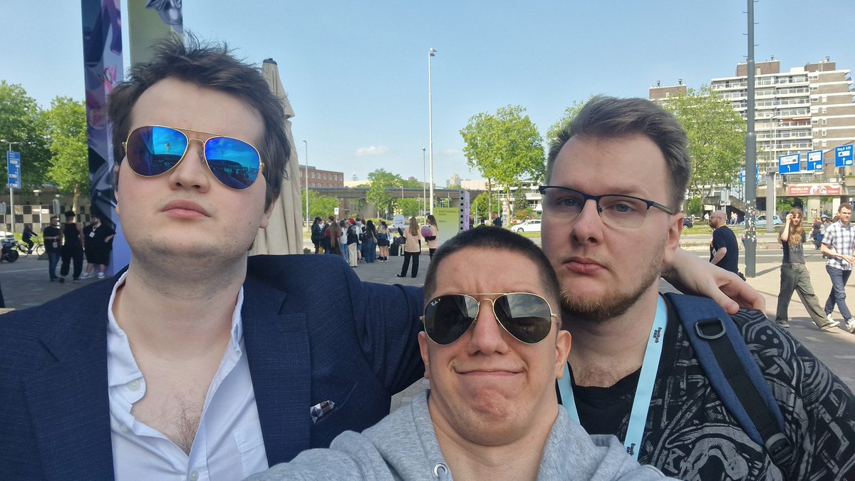 A braindamaged frog🧠💥 🐸
A strong Albanian bald dwarf💪🐏And a fat man🧔🤰

Ultimate toplaner meet-up