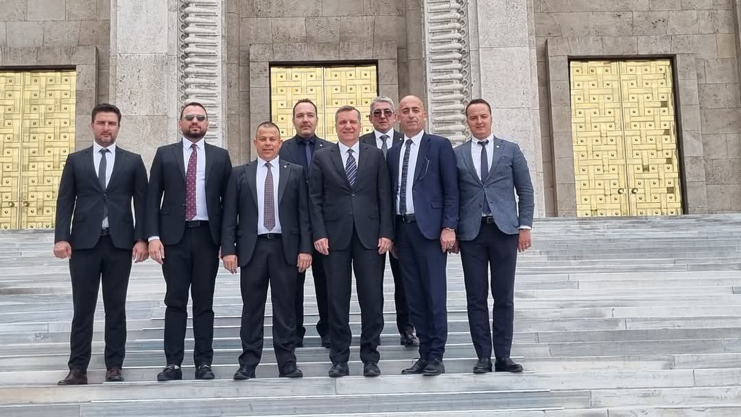 #Gelibolu Ticaret ve Sanayi Odası Başkanı Bülent Çetin ve yönetim kurulu üyelerini Meclis'te makamımızda ağırladık. Nazik ziyaretleri için çok teşekkür ederiz.