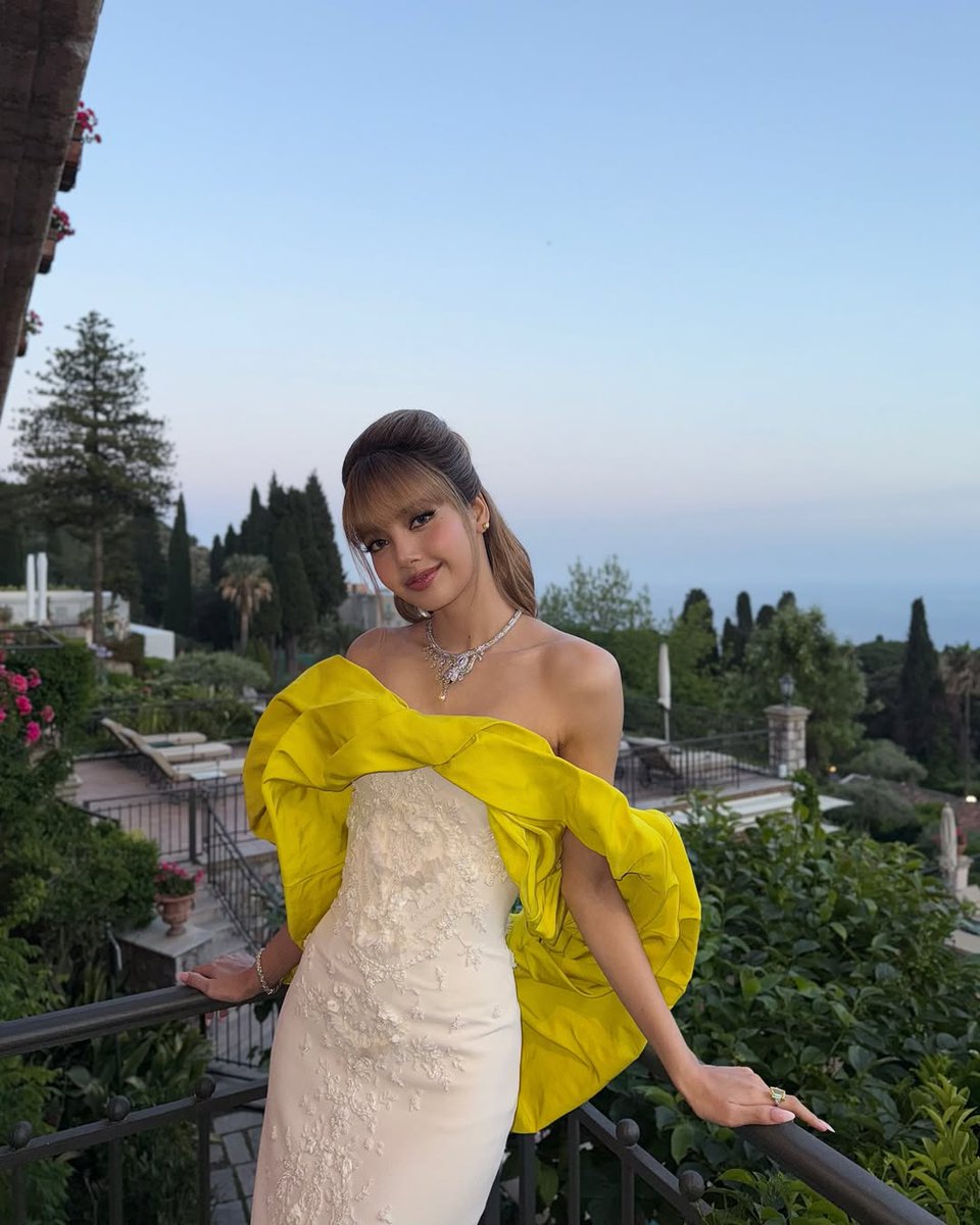 I like the view🤩💛✨

Listen to #LISA: ihr.fm/LISAX