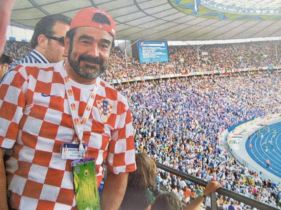 Hoy es el Día Nacional de #Croacia , hermoso país en el que nació mi abuelo Policarpo Luksic Ljubetic hace más de 130 años y donde hoy vive mi hijo Davor , mi nuera Cristel y mis queridos nietos 🇭🇷  Aquí una foto del recuerdo apoyando siempre a Croacia !! Un afectuoso saludo a