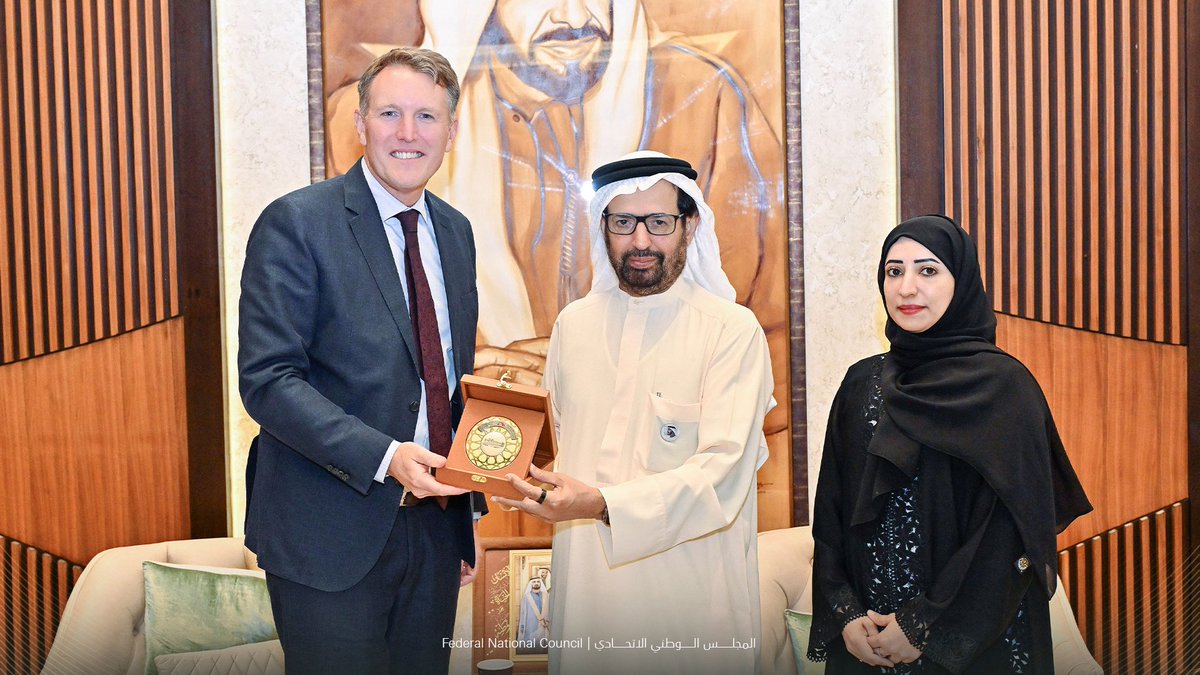 استقبل معالي الدكتور علي راشد النعيمي، رئيس لجنة شؤون الدفاع والداخلية والخارجية في #المجلس_الوطني_الاتحادي، في أبوظبي، سعادة بير فريدريك فلورين سفير مملكة السويد فوق العادة والمفوض لدى دولة #الإمارات، وجرى بحث سبل تعزيز علاقات التعاون الثنائية والبرلمانية بين البلدين.