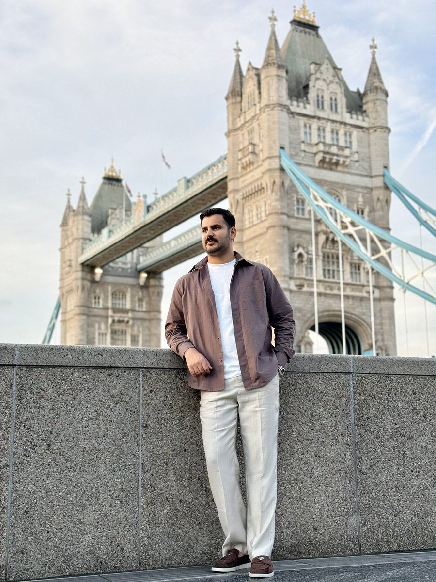 heymrsami's tweet image. Standing still, but always moving forward. 🌉🇬🇧
London isn’t just a cityit’s a vibe, a vision, and a reminder to carry yourself like a landmark.
Timeless city. Timeless style.

#LondonLook #BridgeWithAView #StyleInMotion #CityElegance #IconicBackdrops #MenswearInspo #StreetStyle